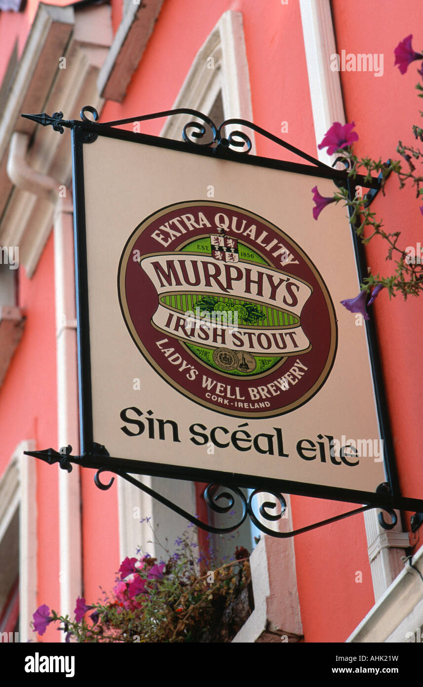 Murphy's Irish Stout Zeichen vor bunten Pub Kenmare County Kerry Irland Stockfoto