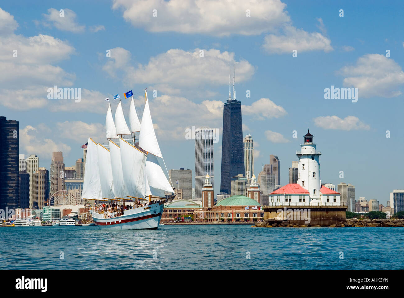 Chicago Seepromenade mit Großsegler Windy Segeln, vom Navy Pier und der Leuchtturm von Chicago. Stockfoto