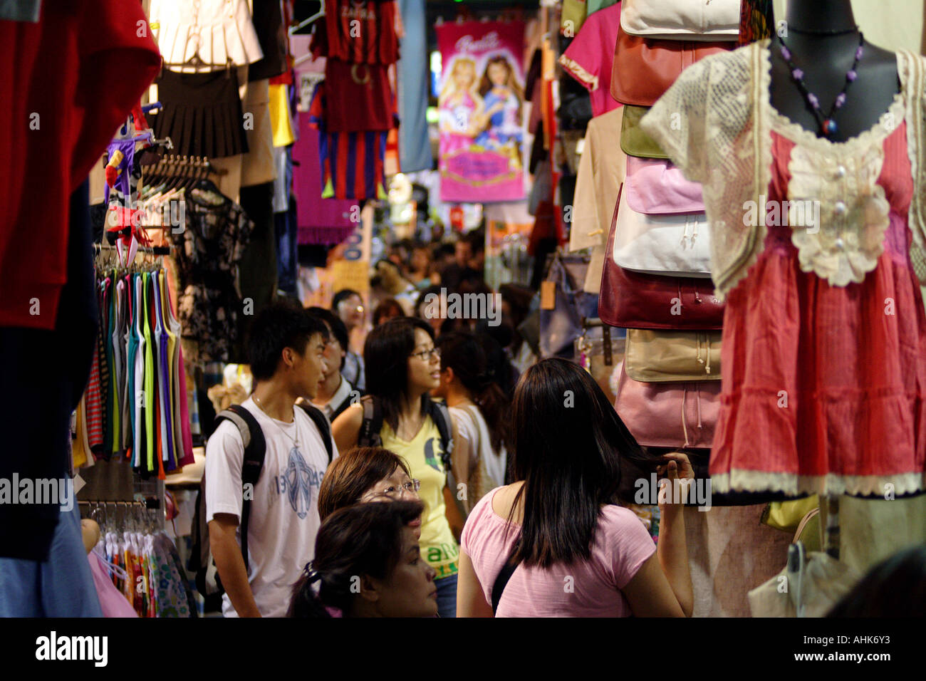 Shopper und waren zu Temple Street Nachtmarkt, Mong Kok, Kowloon, Hong Kong, China Stockfoto