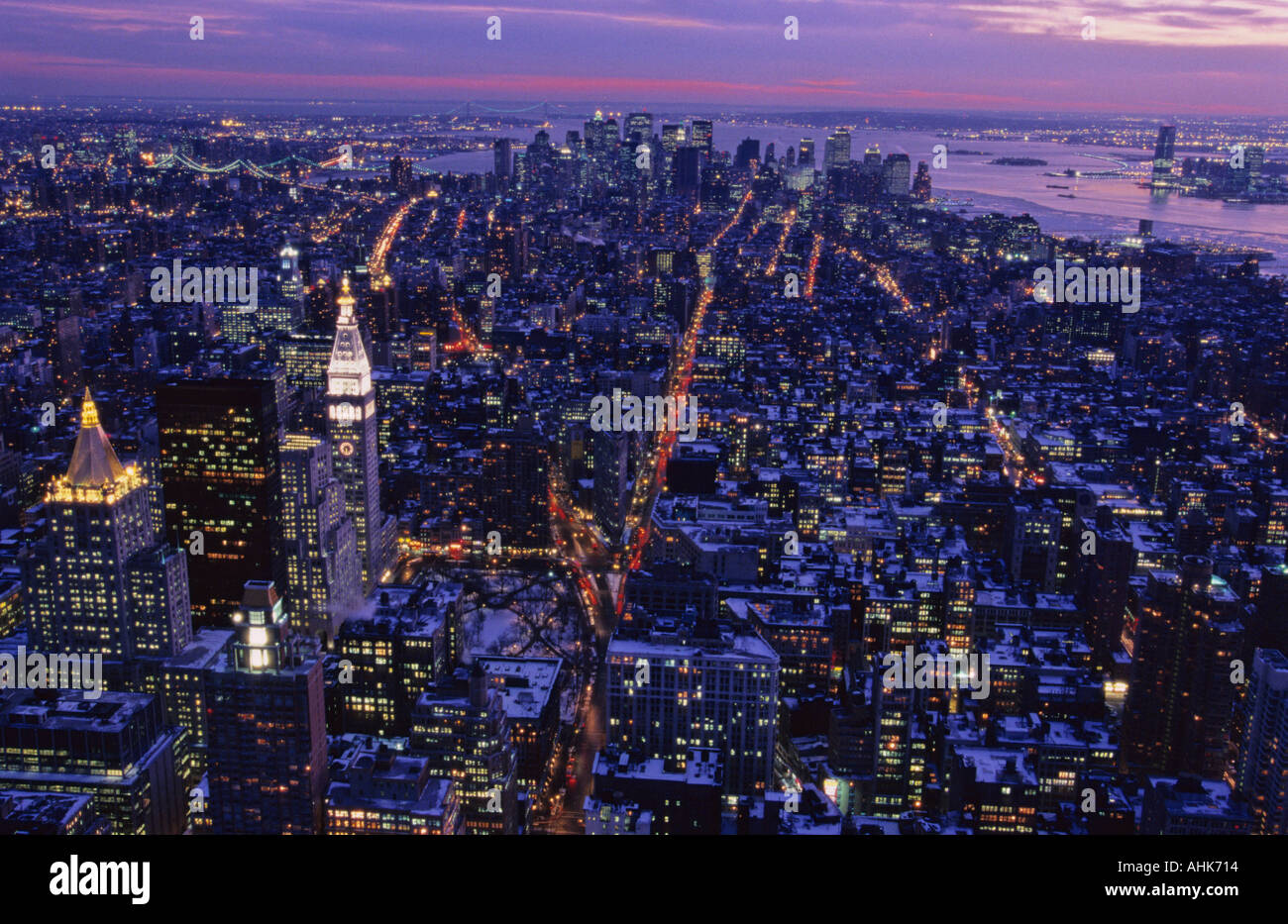 die skyline von manhattan, aufgenommen in der Abenddämmerung von der Spitze des Empire State Building, New York City USA Stockfoto