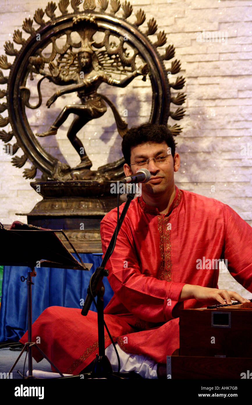 Indischer Musiker Peforming bei TST, Tsim Sha Tsui Restaurant in Kowloon, Hong Kong, China Stockfoto