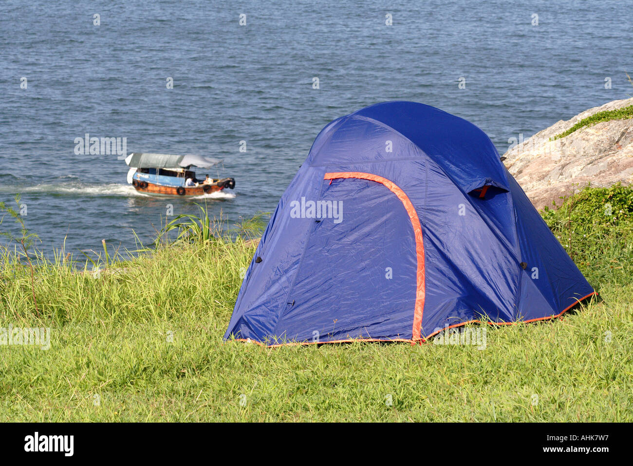 Camping Zelt, Ozean mit einer traditionellen chinesischen Dschunke im Hintergrund, Hong Kong, China Stockfoto