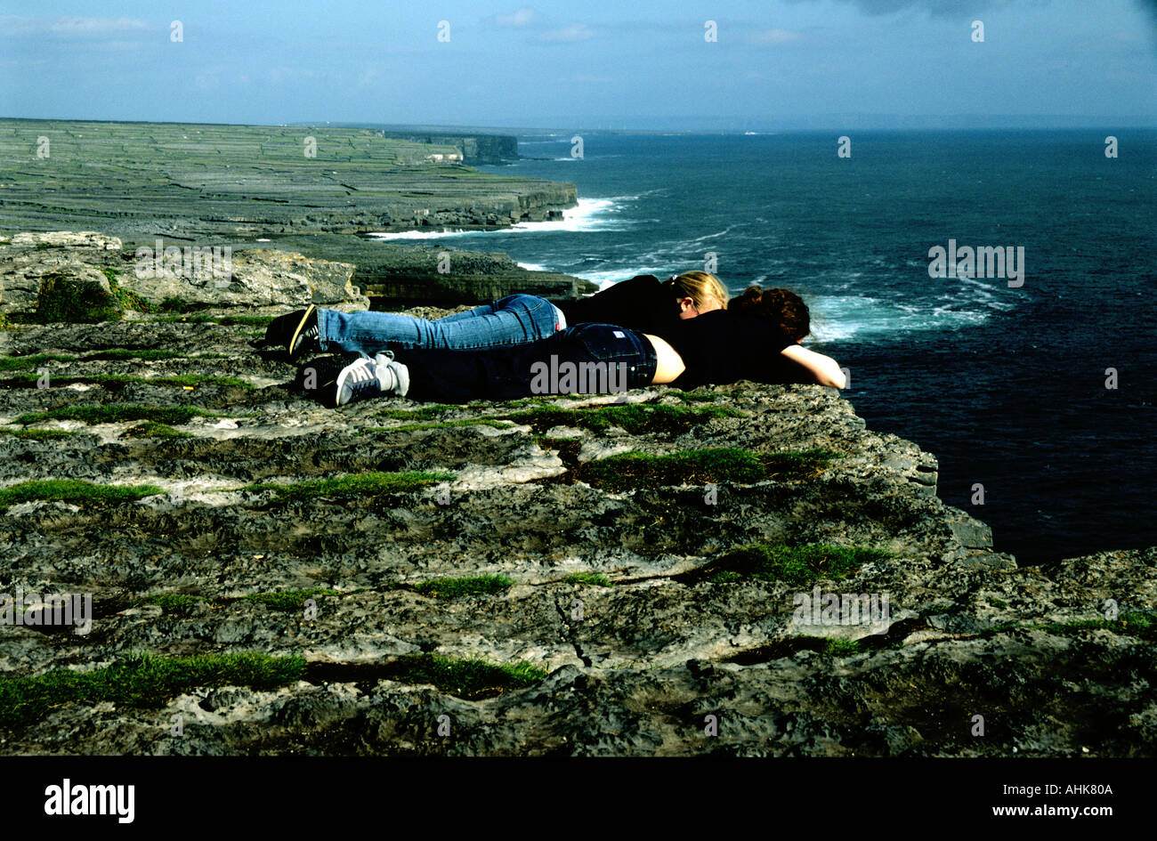 Zwei junge Frauen auf der Suche auf das Meer von den Höhen der alten Festung Dun Angus Inish mehr Aran-Inseln Stockfoto