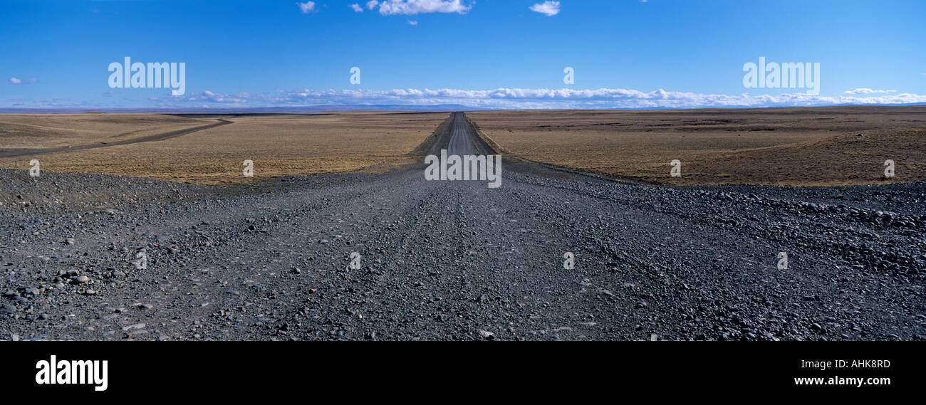 Argentina Empty gravel road stretches for miles across flat grasslands of Patagonia south of El Calafate Stockfoto