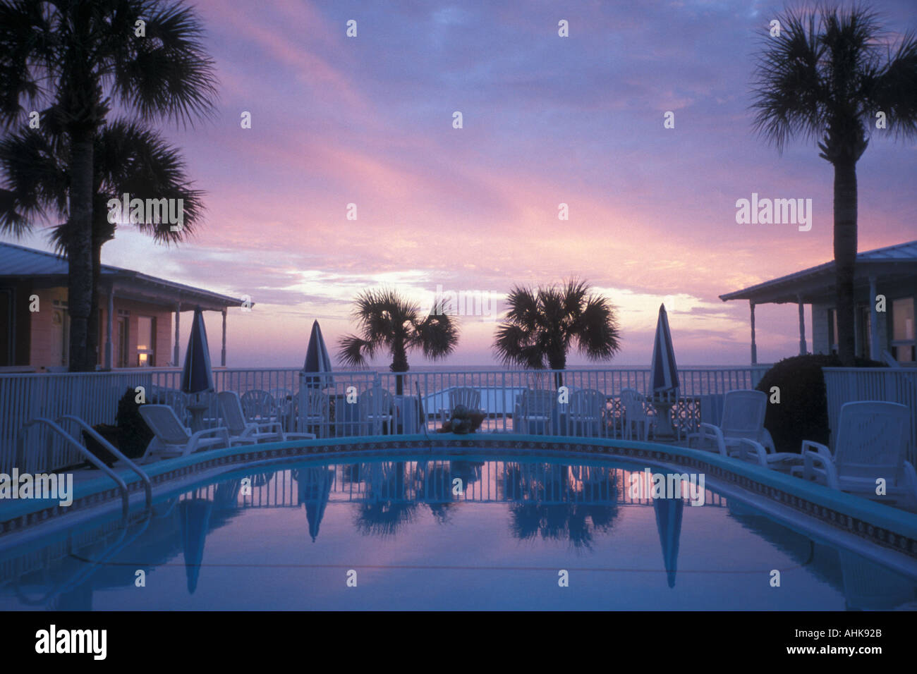 Sonnenuntergang am Pool Stockfoto