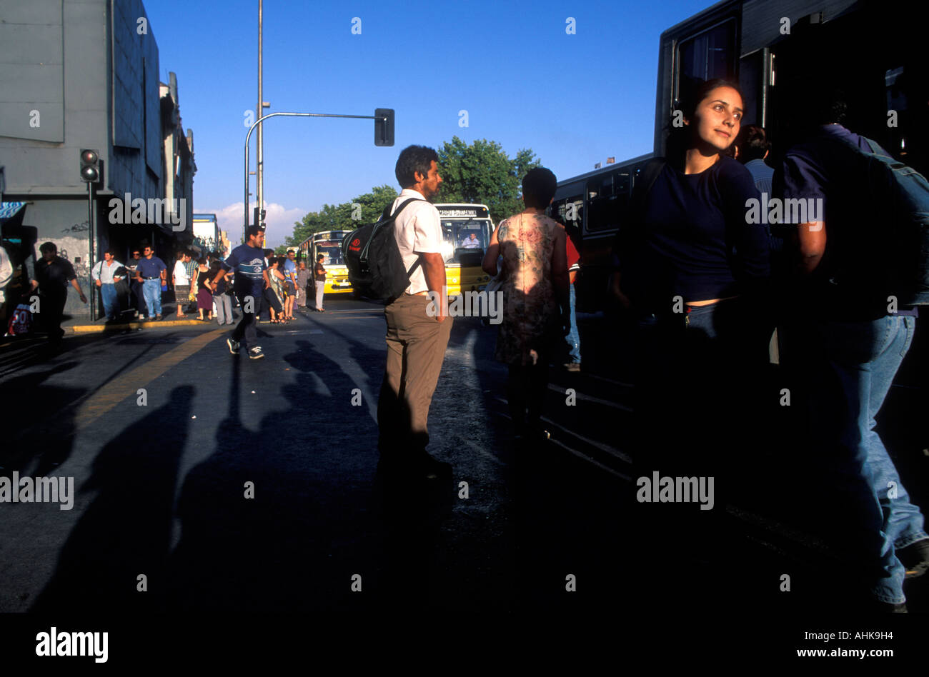 Chile-Santiago-Einstellung Sonne leuchten Straßenszene entlang der Avenida Libertador Bernardo O Higgins in der Nähe von Central Train Station Stockfoto