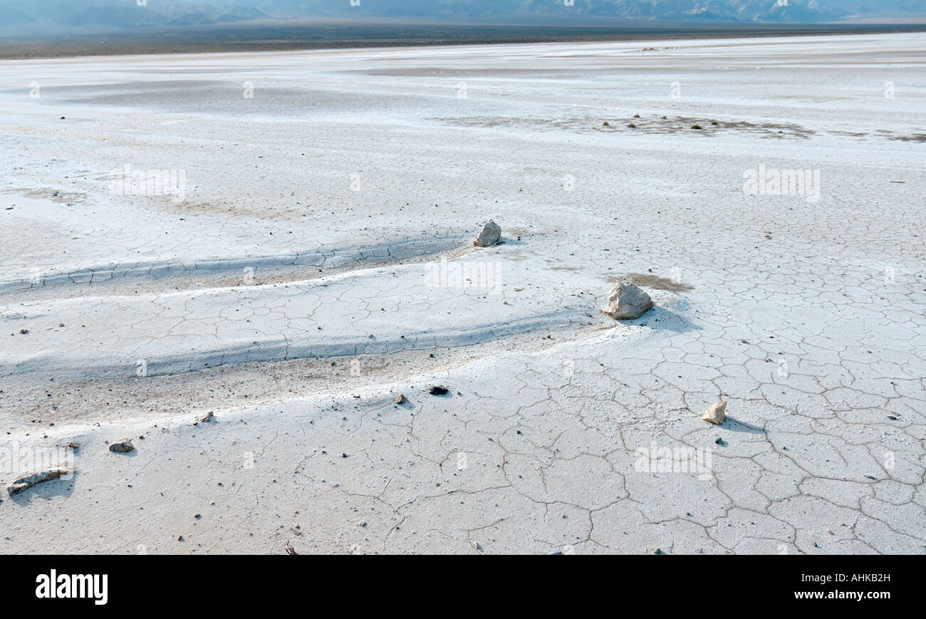 Wanderwege auf Salz flach verursacht durch Felsen bewegt durch den Wind in der Nähe von Ballarat Ghost Town Death Valley Nationalpark, Kalifornien Stockfoto