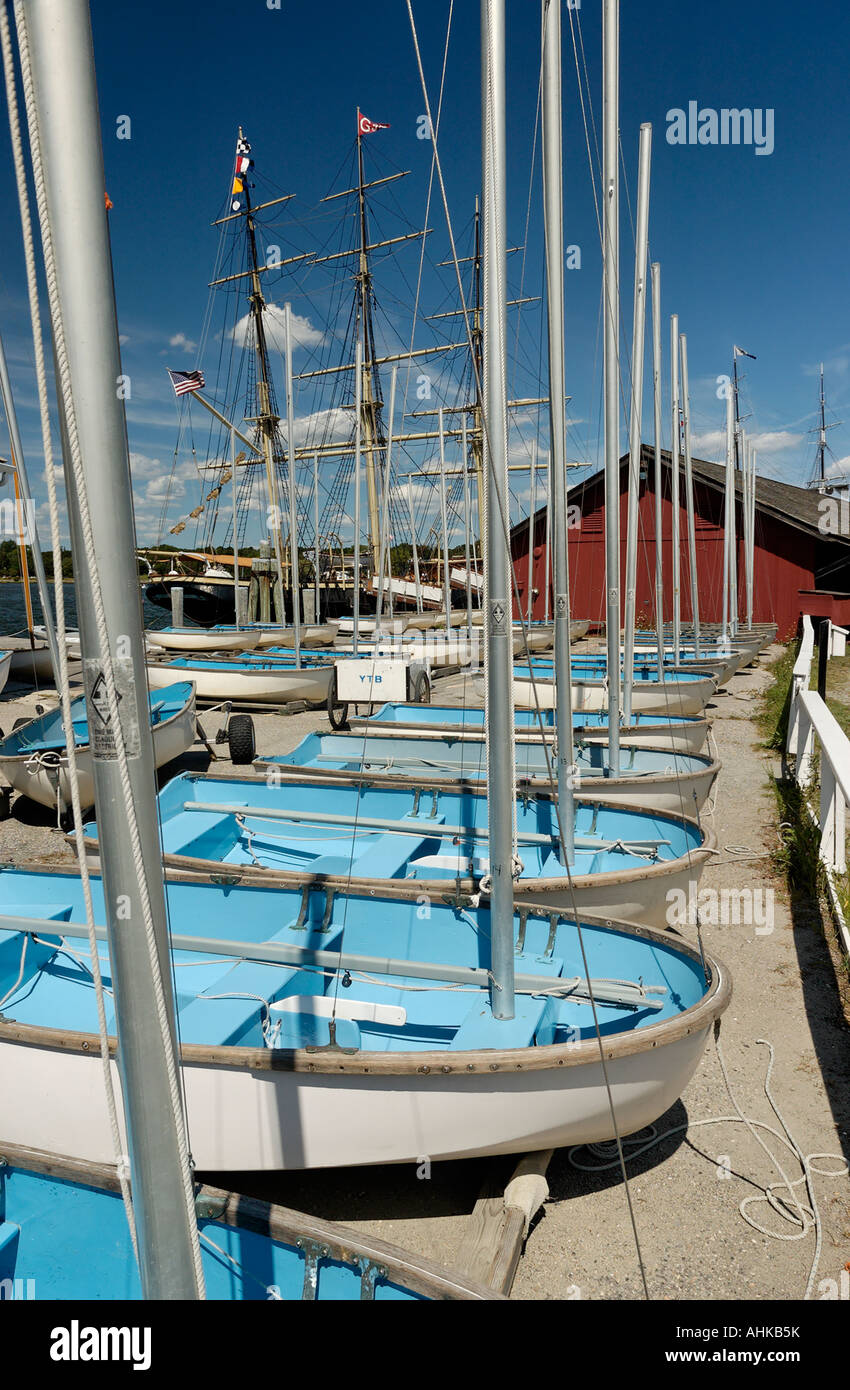 Segeln Sie Boote bei Sailing School in Mystic Seaport Mystic Connecticut USA Stockfoto