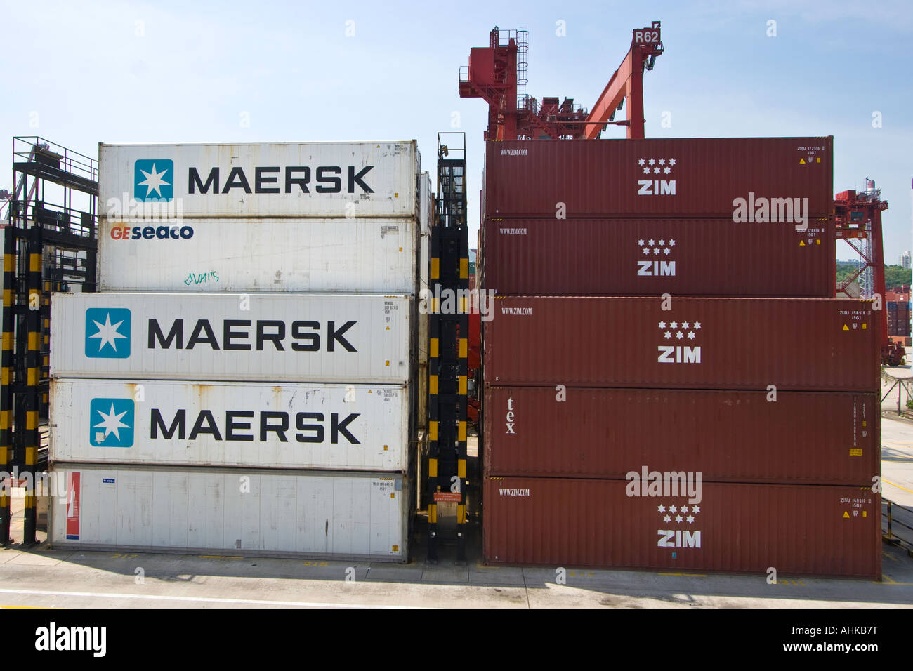 Maersk und Zim Shipping Container moderne Terminals Hong Kong Docks Stockfoto
