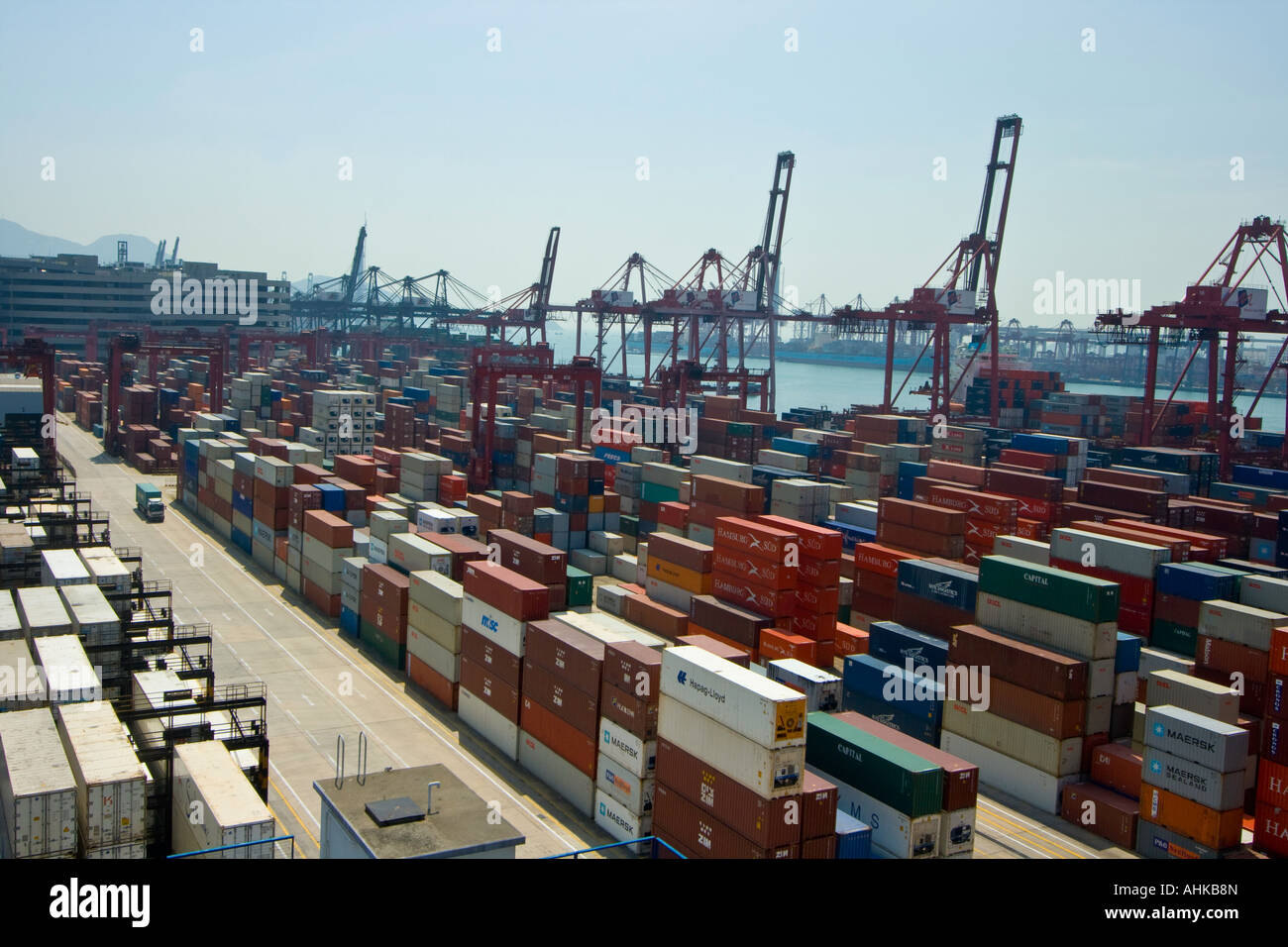 Containern und Kränen moderne Terminals Hong Kong Docks Stockfoto