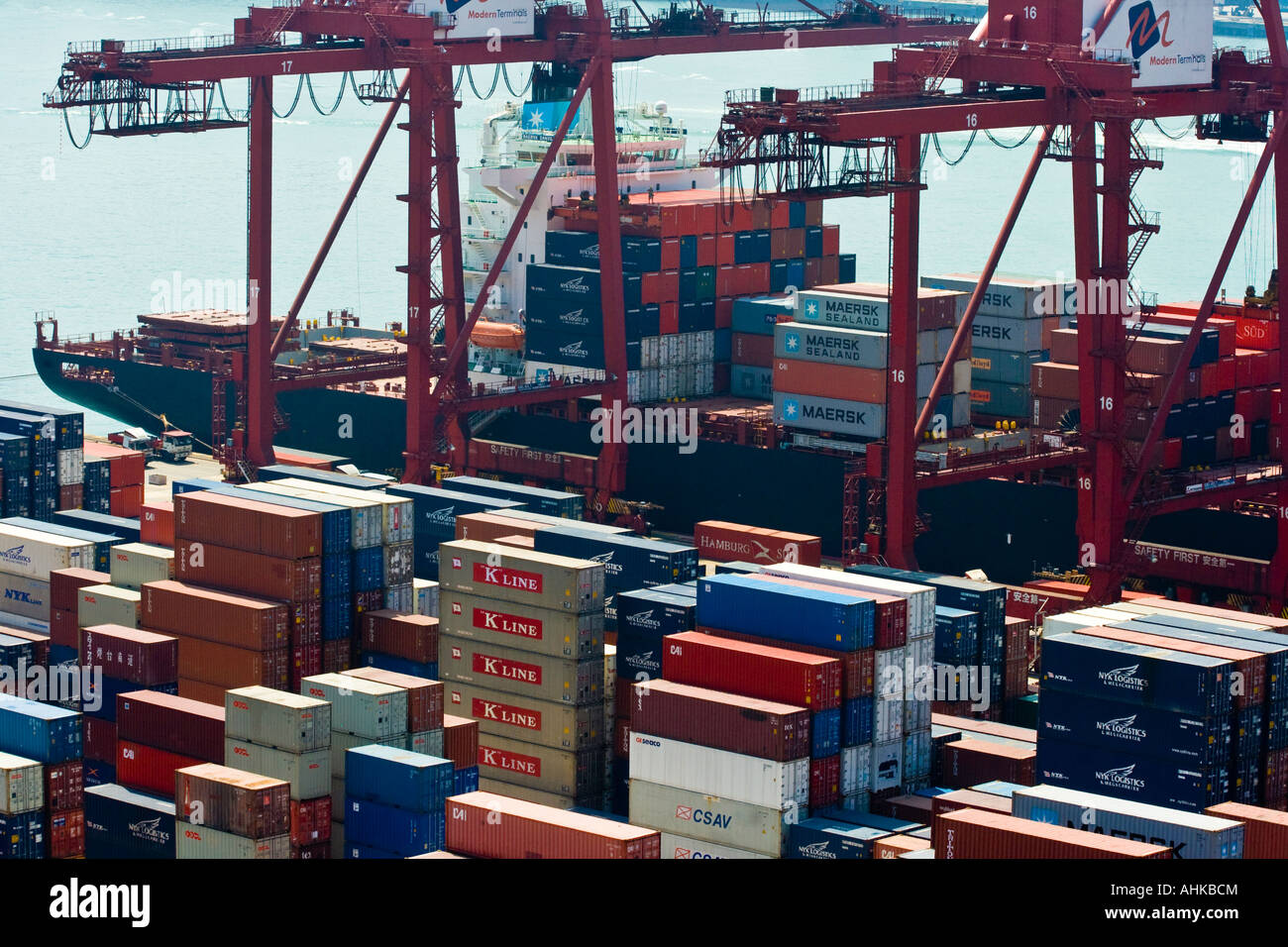 Shipping Container Maersk Danville Schiff moderne Terminals Hong Kong Docks Stockfoto
