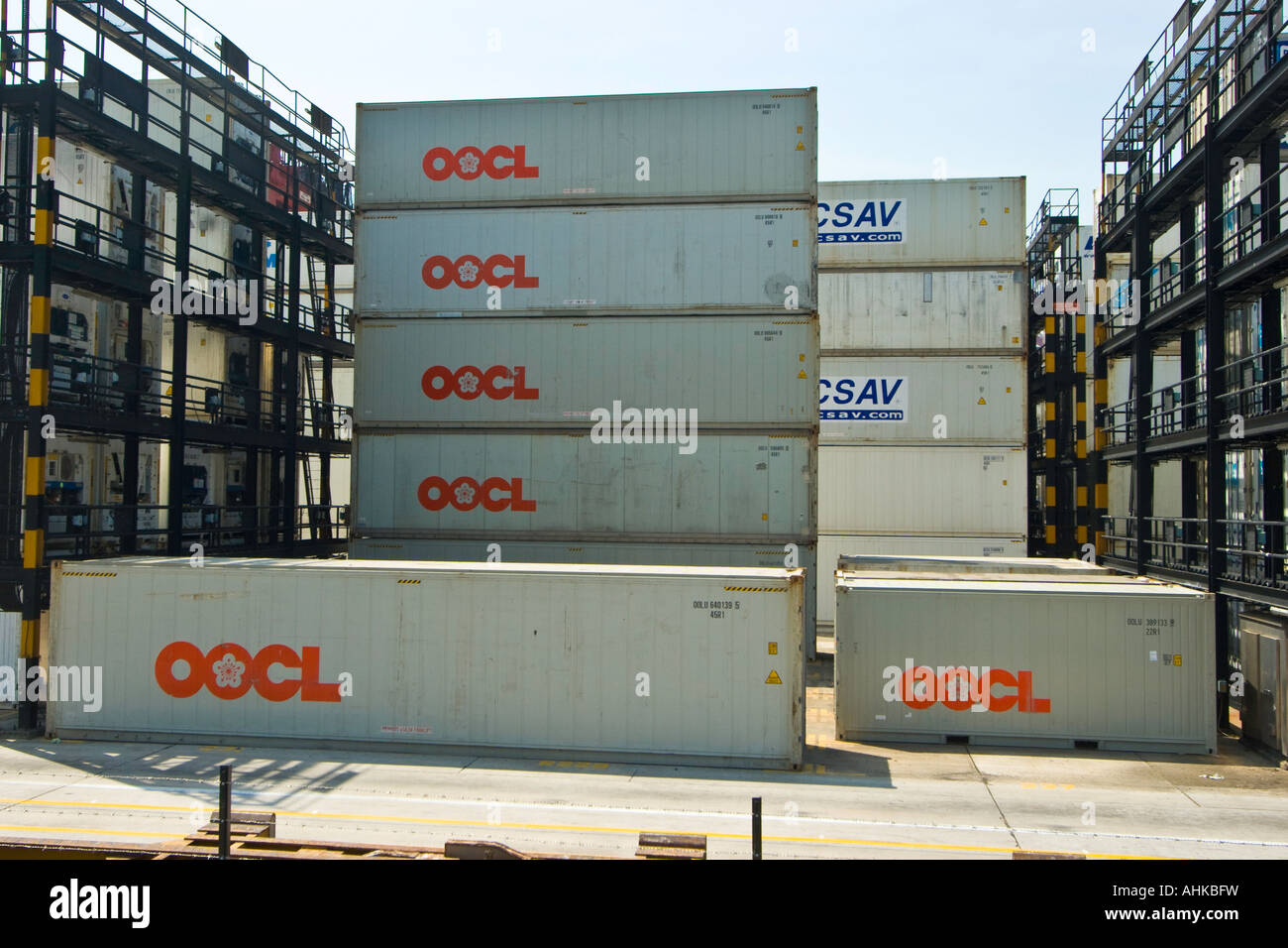 OOCL Shipping Container moderne Terminals Hong Kong Docks Stockfoto