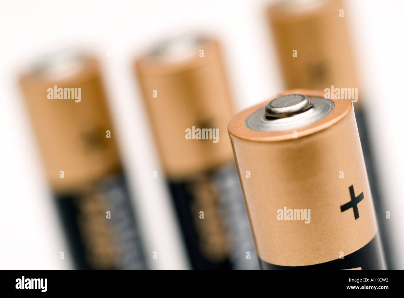 Eine stark geneigte Grafikstudio Bild vier AA-Batterien erschossen auf einer weißen Fläche und mit einer geringen Schärfentiefe zu erstellen Stockfoto