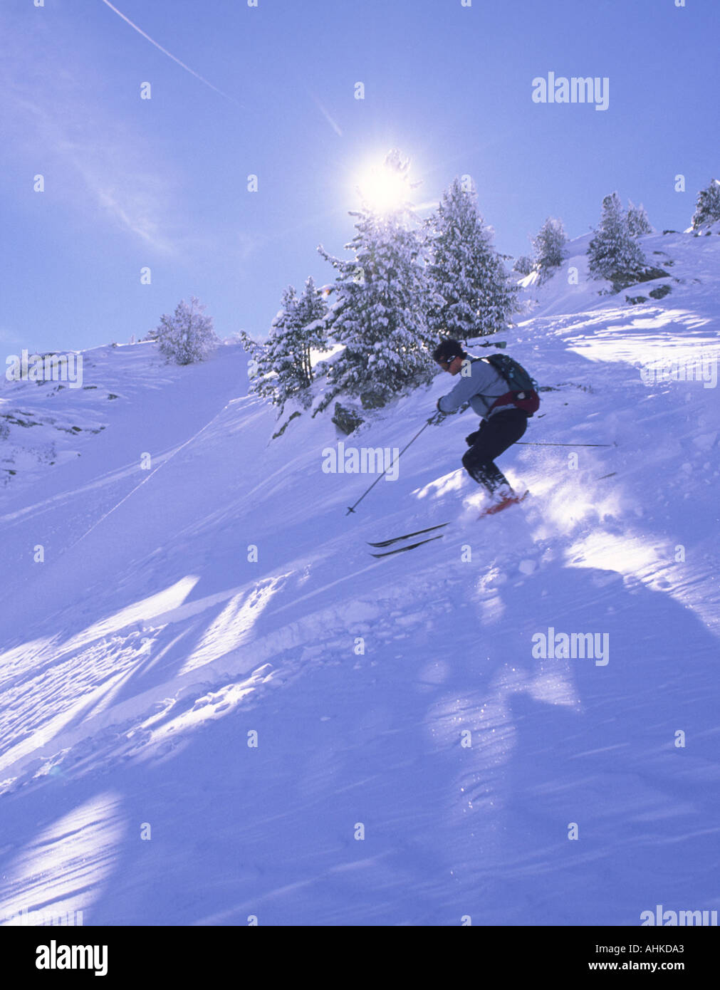 Ca. 1988 - ein Archivfoto eines Skifahrers Skifahren Pulverschnee, Courchevel, Savoie, Frankreich. Stockfoto