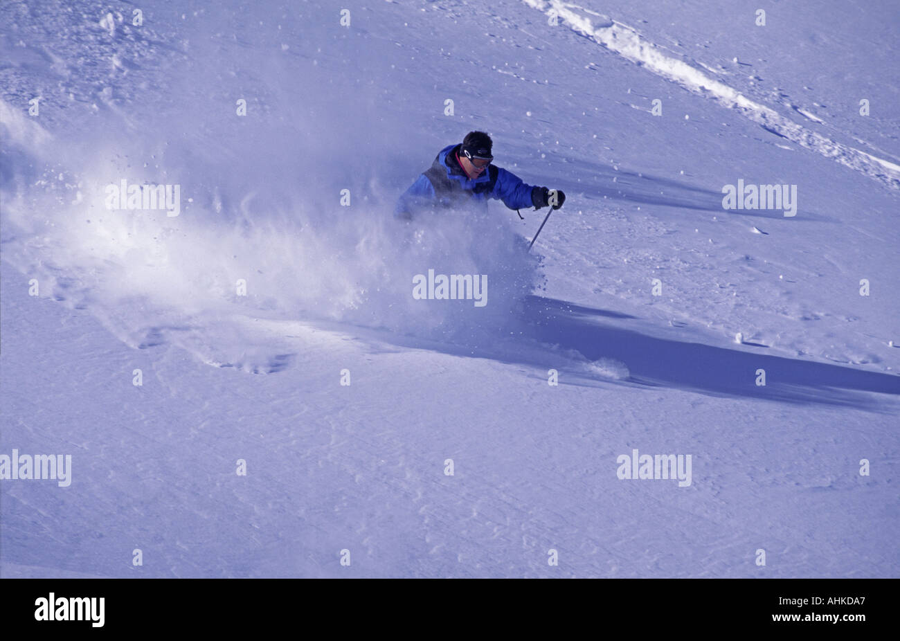 Ca. 1988 - ein Archivfoto eines Skifahrers Skifahren Pulverschnee, Courchevel, Savoie, Frankreich. Stockfoto