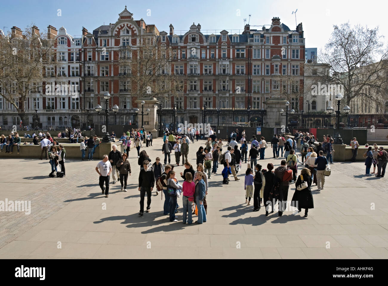 Menschen versammelten sich auf dem Vorplatz des British Museum London Stockfoto