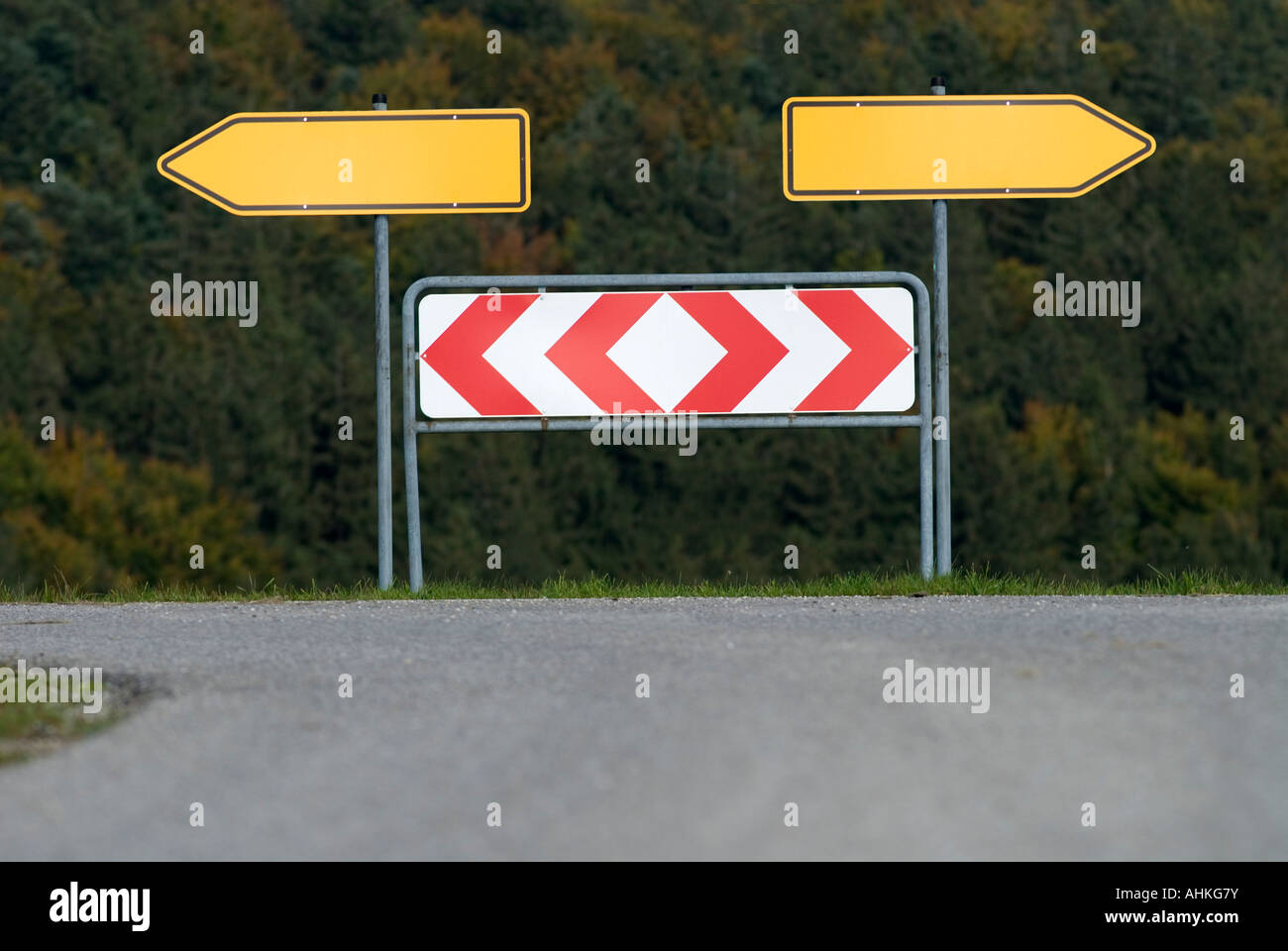 Verkehr Zeichen Pfeile links und rechts Deutschland Stockfoto