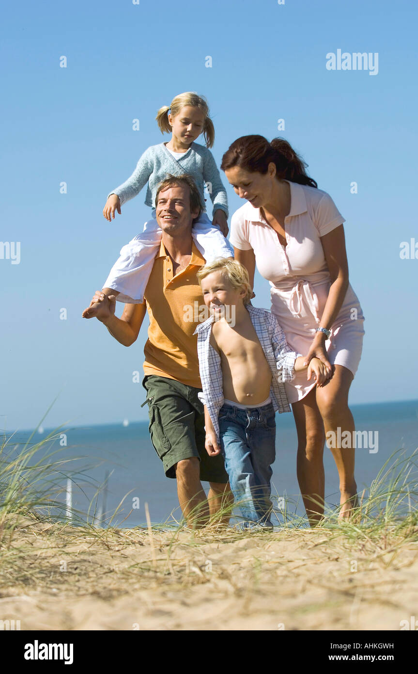 Familie zu Fuß auf einer Sanddüne Stockfoto