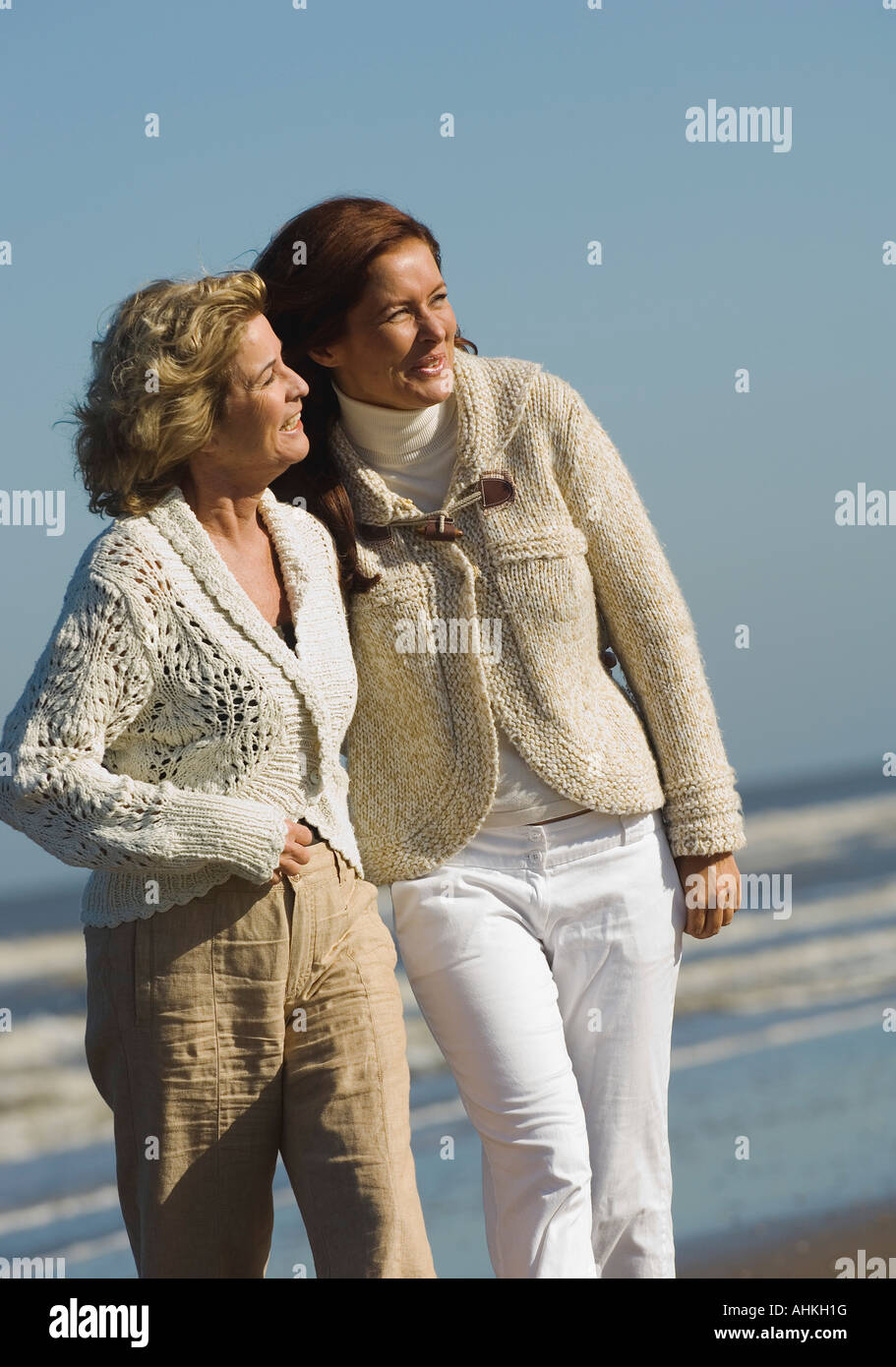 Mutter und Tochter am Strand Stockfoto