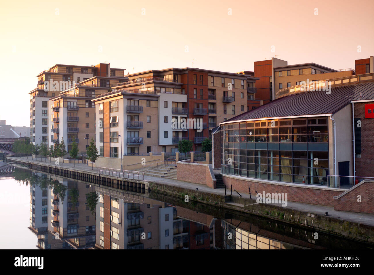 Sonnenaufgang am Leeds-Liverpool Kanal Fluss Aire Leeds Stadtzentrum ein Bereich durchmachenden Regeneration West Yorkshire UK Stockfoto