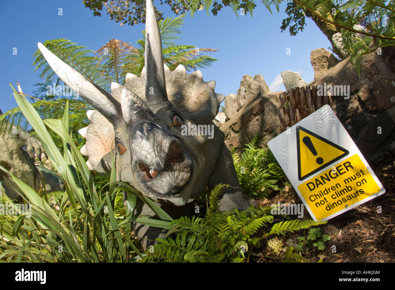 Triceratops melden Modell Dinosaurier am Warnung an Dan yr Ogof nationalen Schauhöhlen von Wales Brecon Beacons National Park Powys Wales Stockfoto