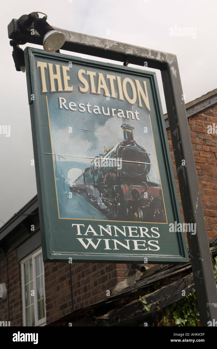 Melden Sie sich für die Station Restaurant Llansantffraid Ym Mechain Powys Wales - Bild von Dampfzug (umgebaute Bahnhof nun eine Pub-Bar) Stockfoto