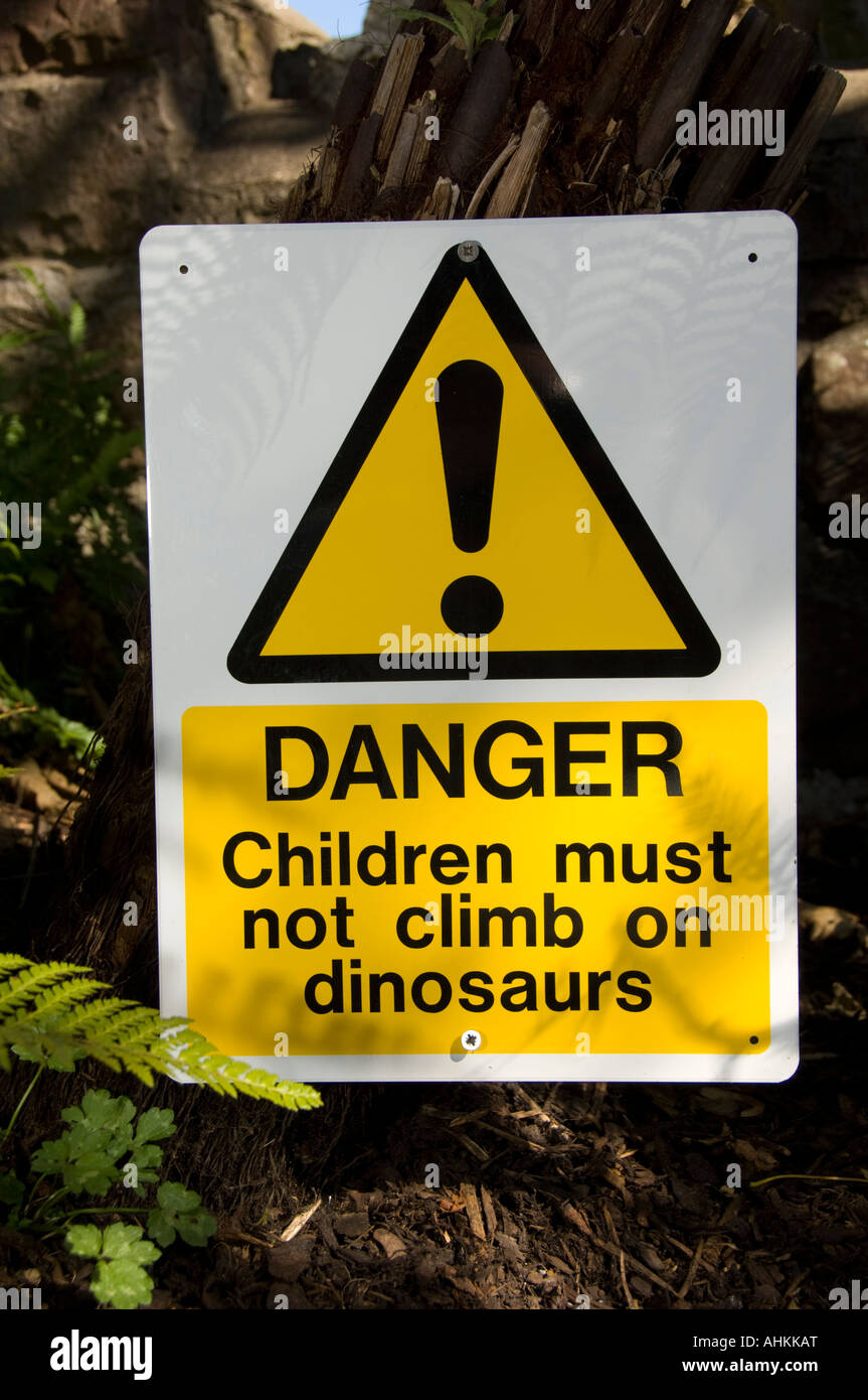 "Kinder müssen nicht bei den Dinosauriern Klettern" Schild am Dan yr Ogof nationalen Schauhöhlen von Wales Brecon Beacons National Park Powys Wales Stockfoto