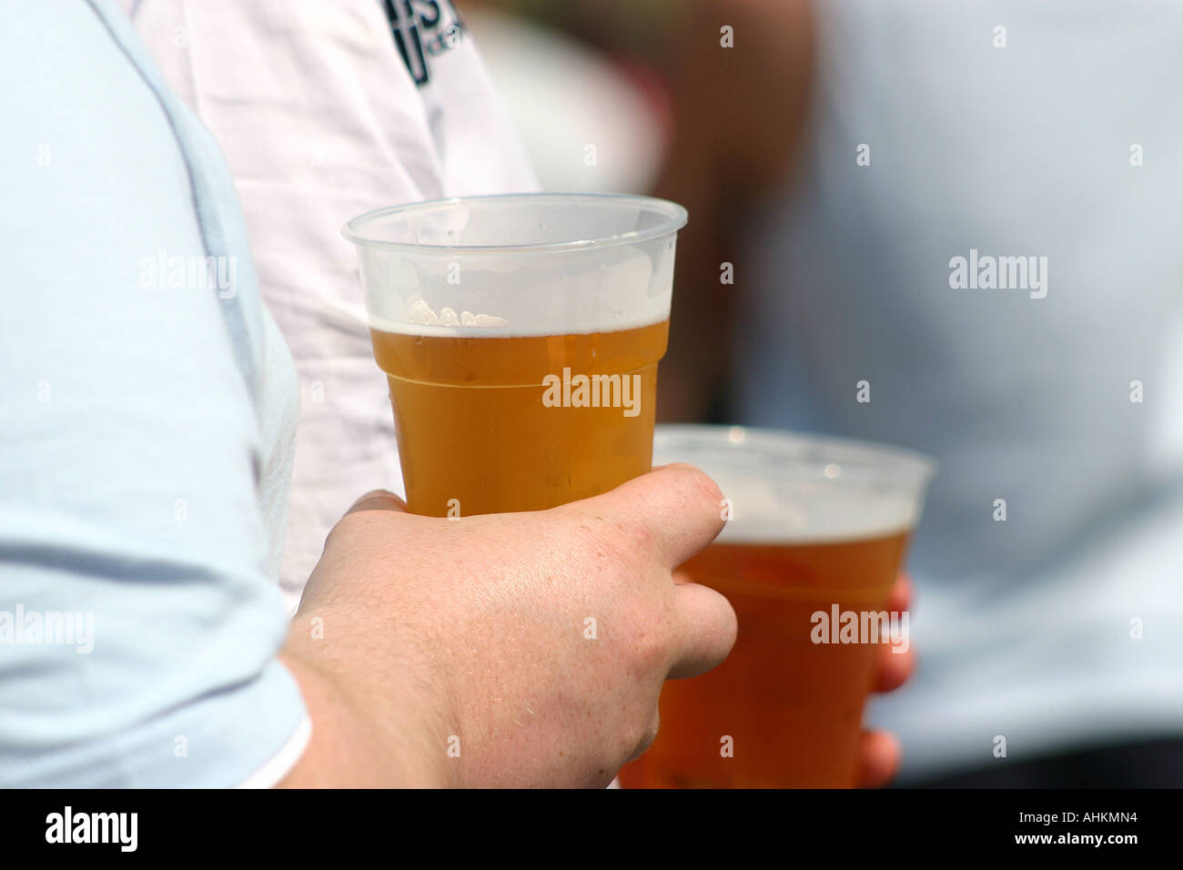 Pint britische bitter Bier in einem Kunststoff-Glas aus Sicherheitsgründen auf Messen und Veranstaltungen im Freien verwendet. Stockfoto