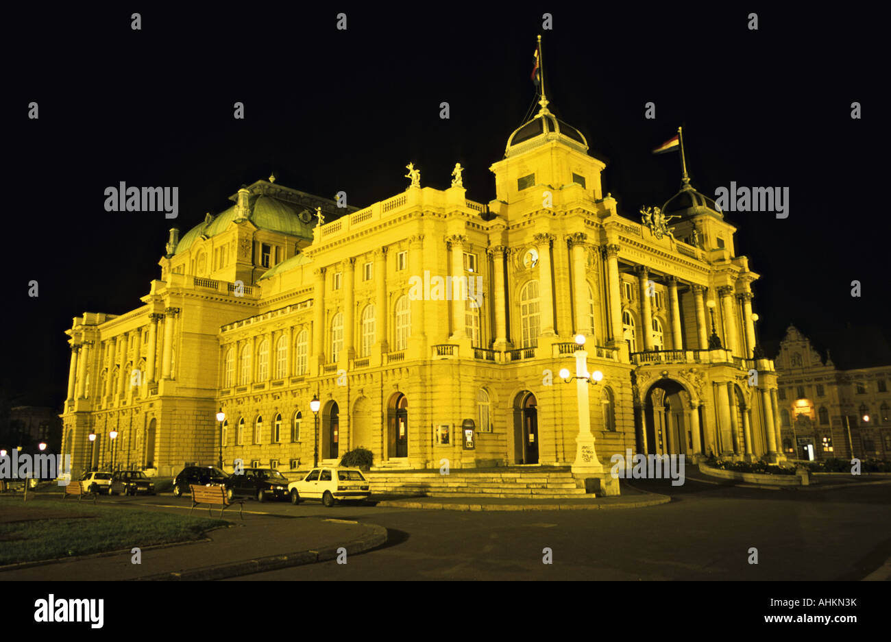 HRV Fernsehreihe Zagreb Nacht Das Nationaltheater in Zagreb Kroatien Nacht am Nationaltheater in Zagreb Stockfoto