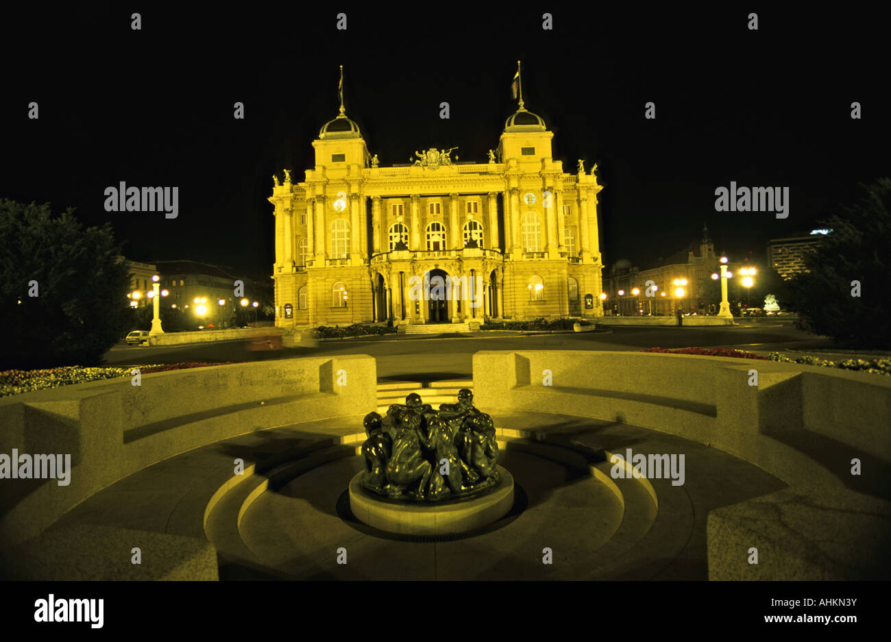 HRV Fernsehreihe Zagreb Nacht Das Nationaltheater in Zagreb Kroatien Nacht am Nationaltheater in Zagreb Stockfoto