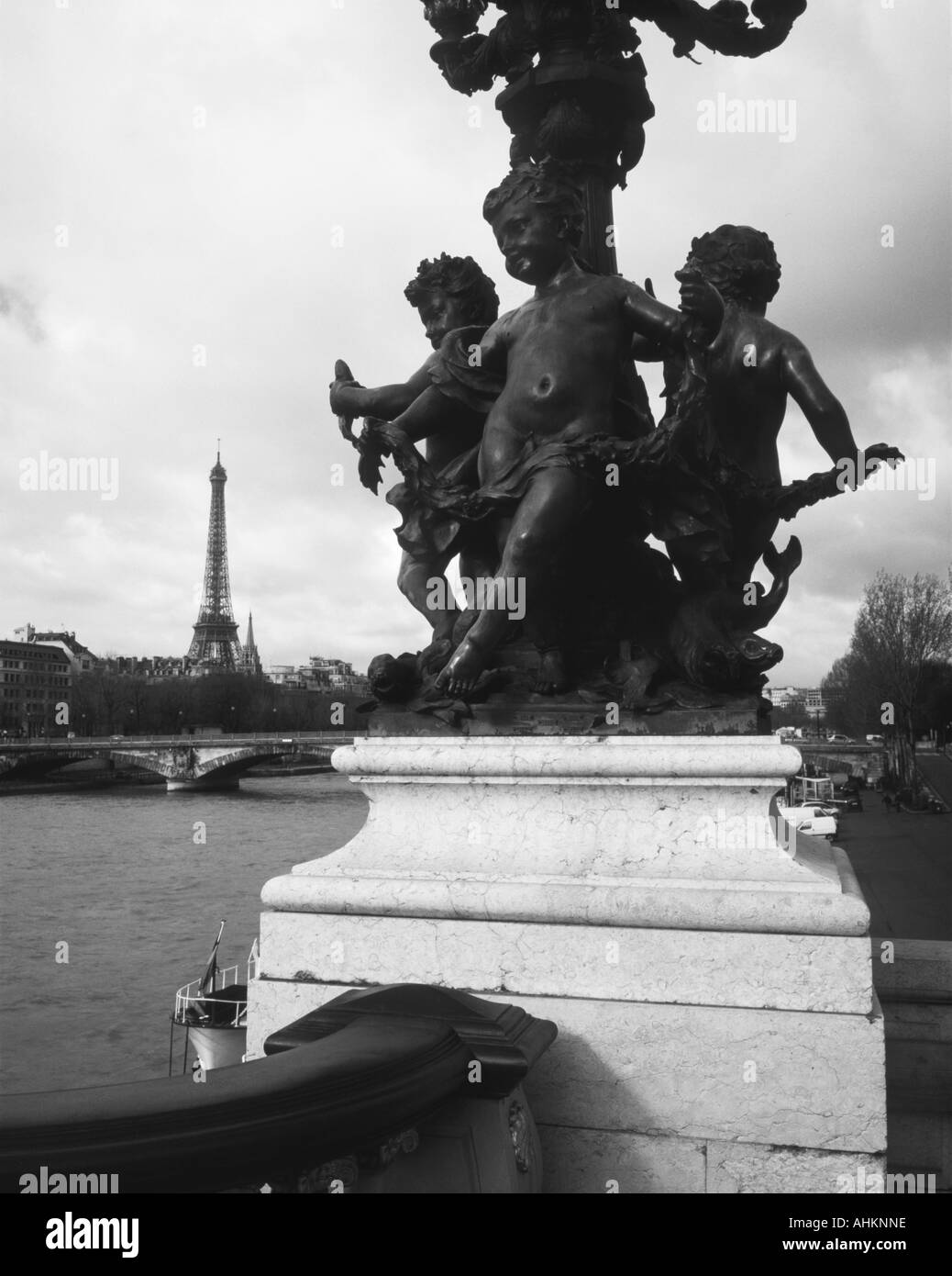 Statue an der Brücke Pont Alexandre III und Eiffelturm Paris Frankreich Stockfoto