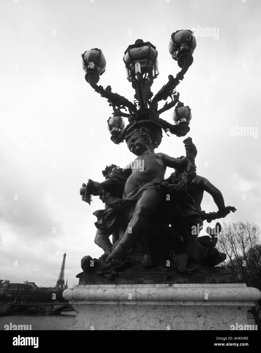 Statue an der Brücke Pont Alexandre III Paris Frankreich Stockfoto