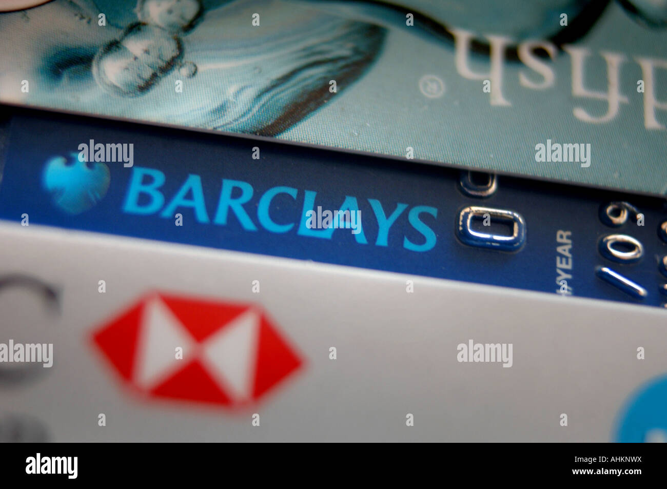 eine Barclays Bank EC-Karte mit Hsbc Kreditkarte und ein Goldfisch-Kreditkarte. Stockfoto
