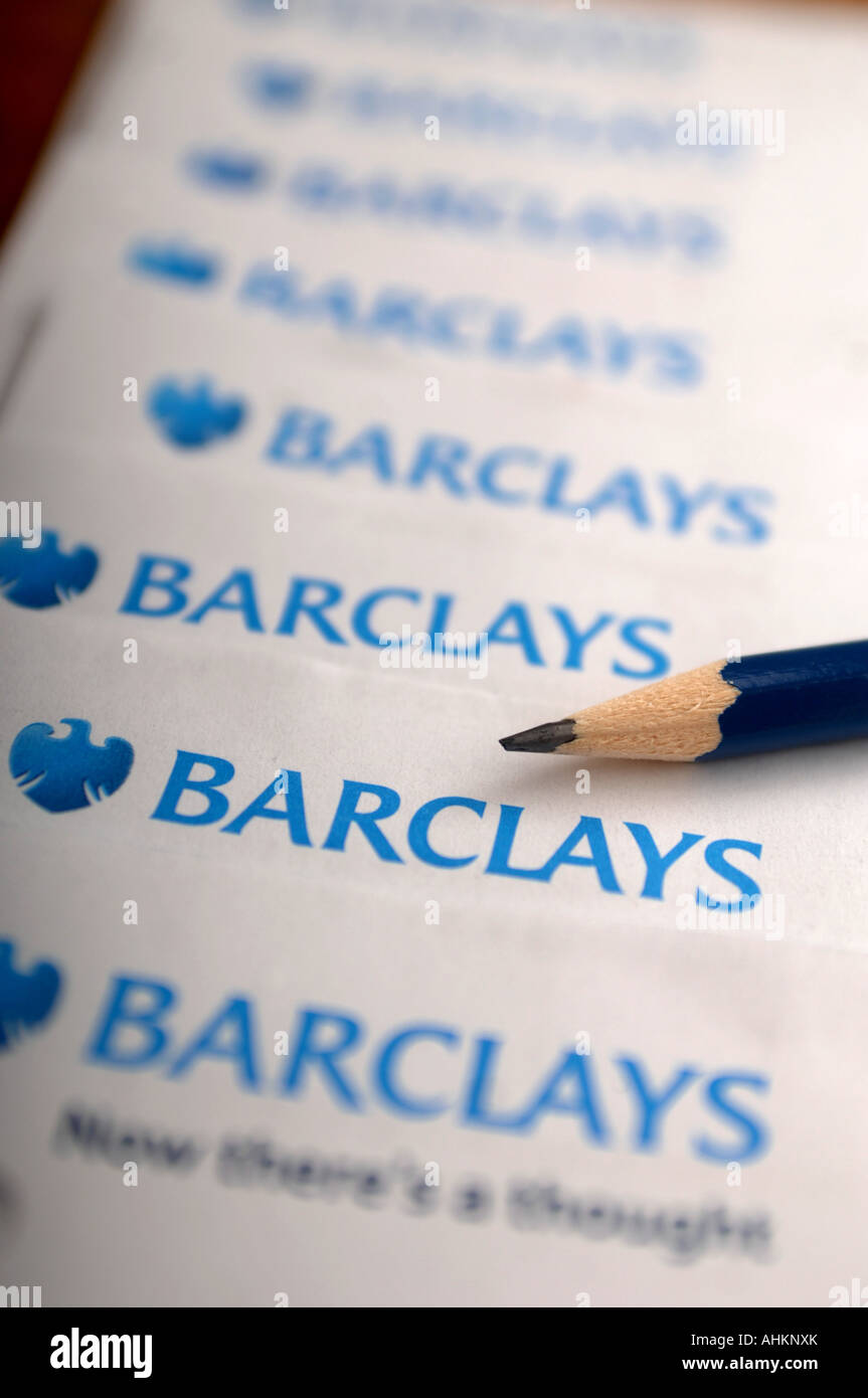 ein Bleistift sitting on Top of Barclays Bank Aussagen mit dem Barclays-Logo in den Hintergrund laufen Stockfoto