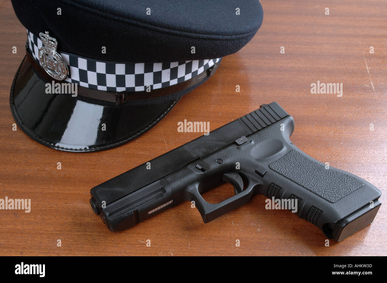 eine Polizei flache Kappe und eine Glock 17 automatische Waffe Stockfoto