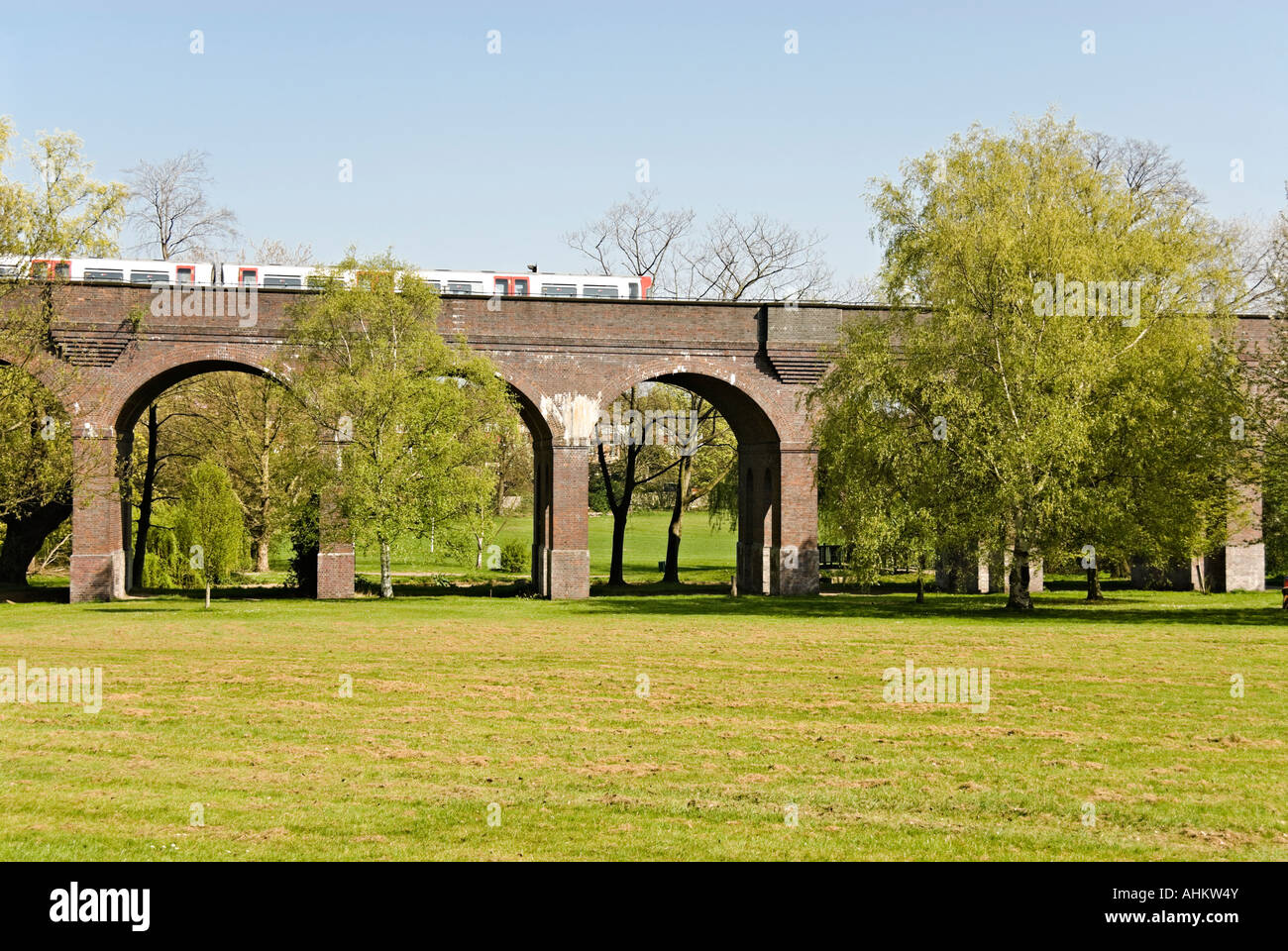 Eine u-Bahn vorbei über eine Brücke in Nord-London Stockfoto