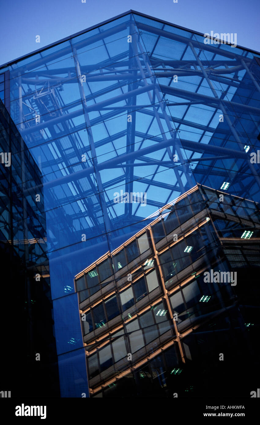 Hoch aufragende Glasstruktur Curtainwall Withers Bergman Gebäude gegen blauen Himmel, mit Reflexion der Flotte Platz 1, Lonon Stockfoto
