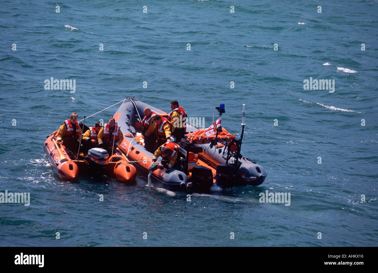 Für das Begräbnis am Meer: In einer feierlichen Zeremonie werden Asche über Bord von zwei RNLI-Schlauchboote aus Portsmouth, England gegossen Stockfoto