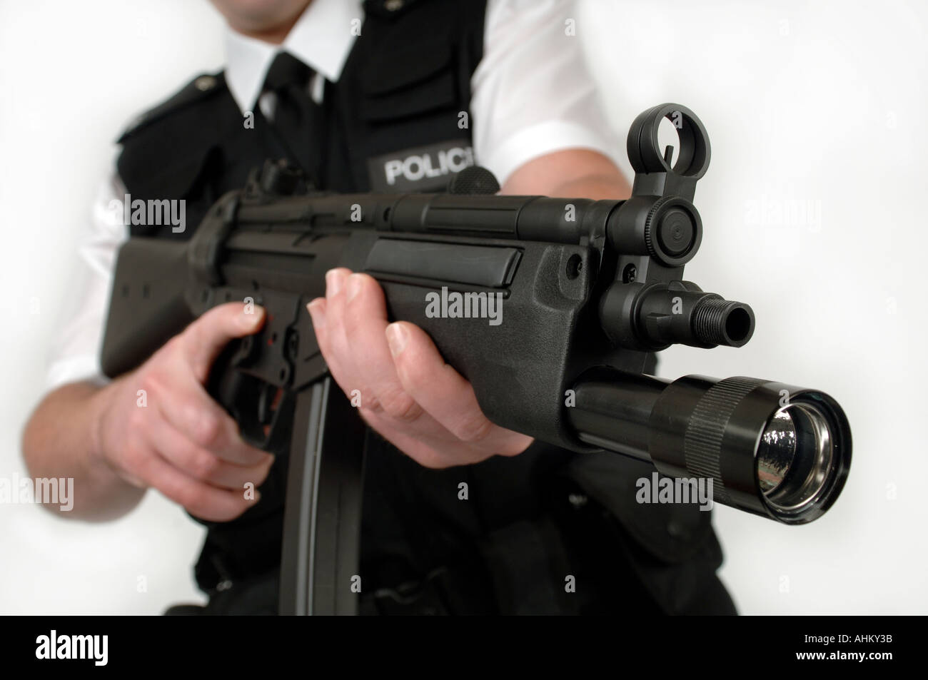 eine bewaffnete Polizisten in Uniform mit einer Heckler Kock MP5 automatische Waffe Stockfoto