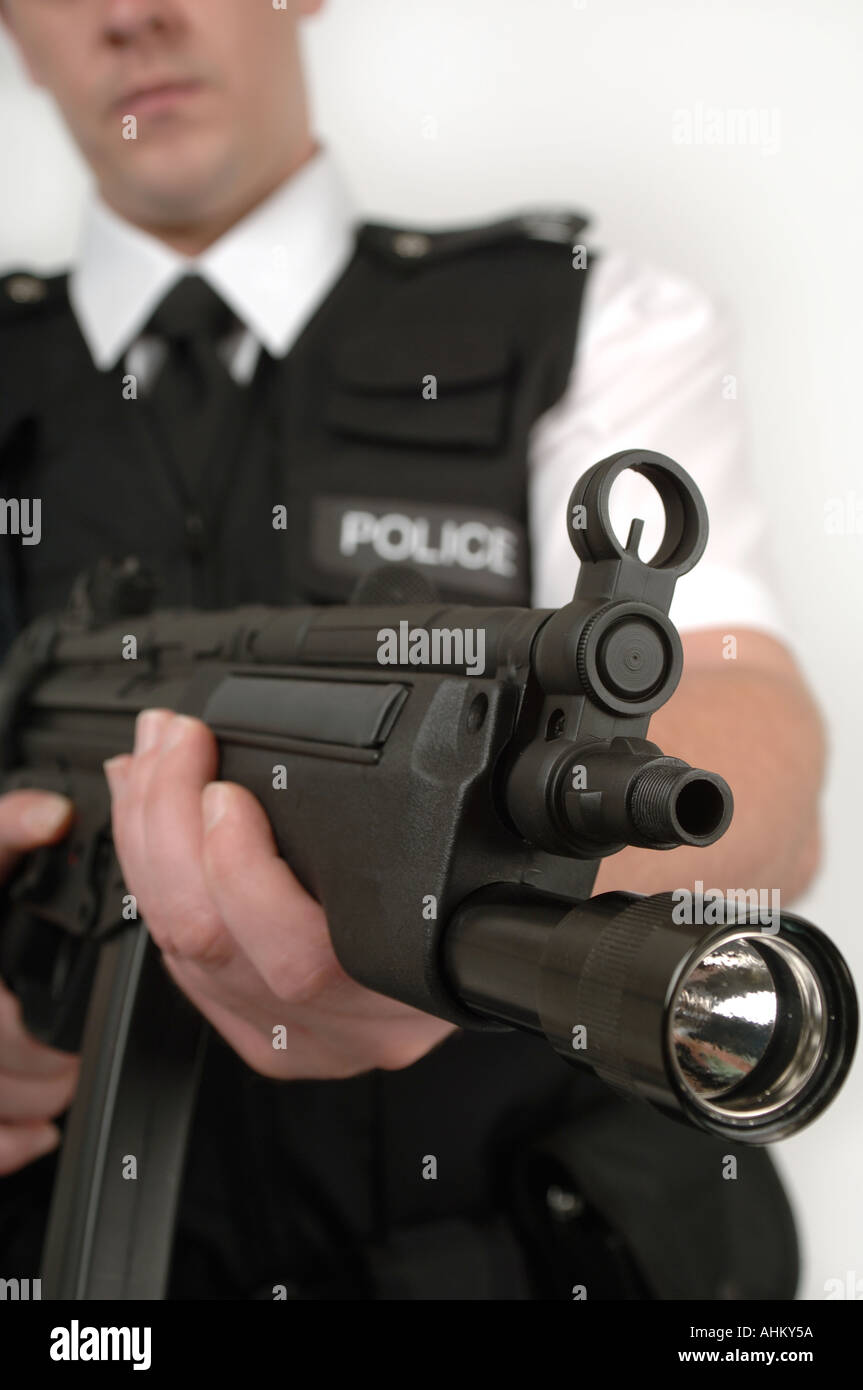 eine bewaffnete Polizisten in Uniform mit einer Heckler Kock MP5 automatische Waffe Stockfoto
