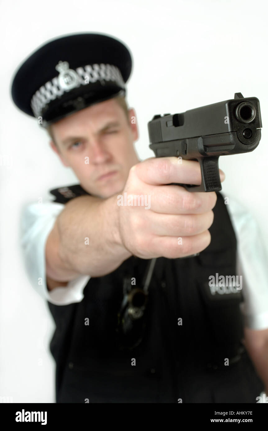 eine bewaffnete Polizisten in Uniform mit einer automatischen Waffe Glock 17 Stockfoto