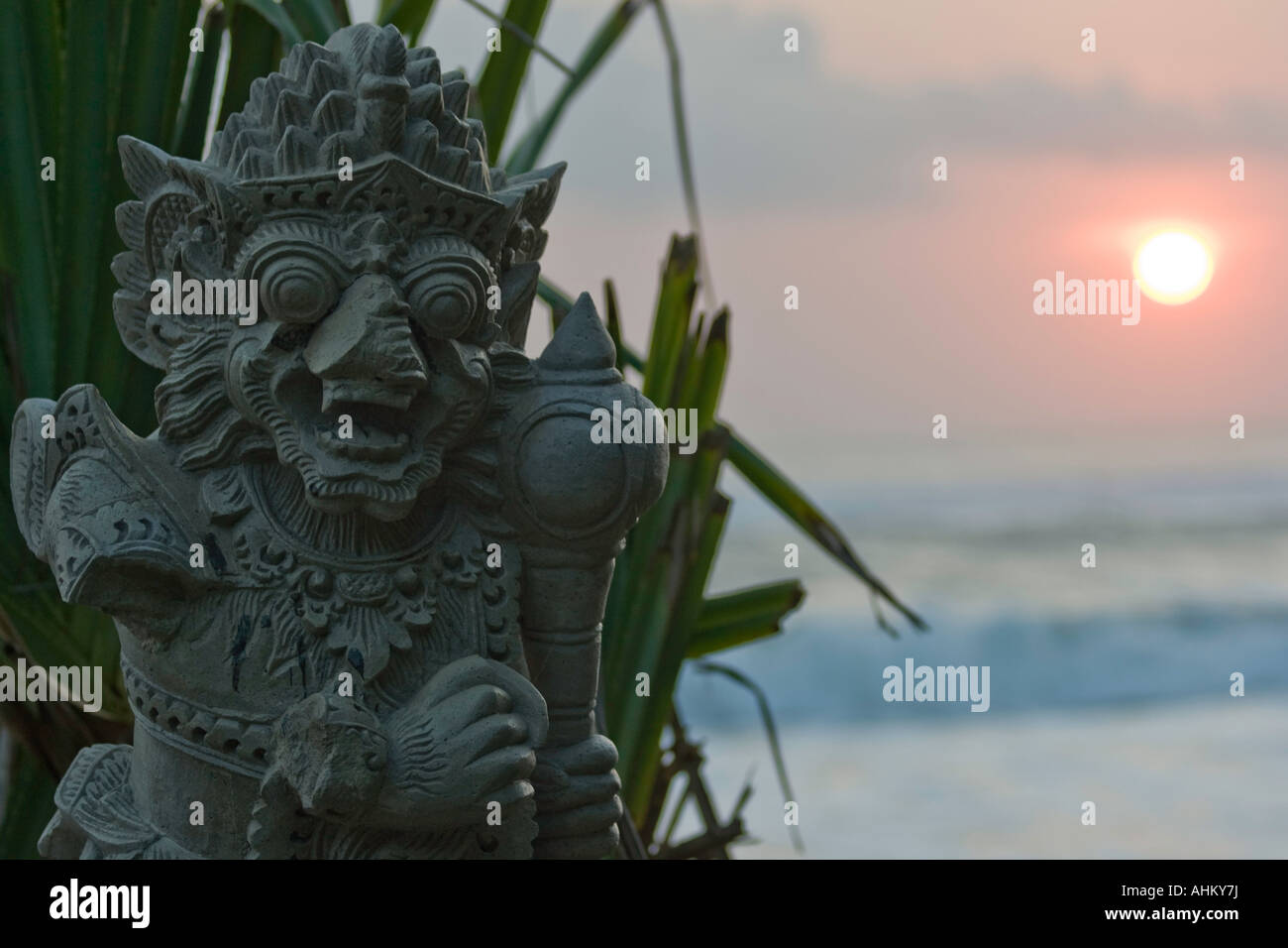 Rakasa hinduistische Statue vor Sonnenuntergang am Kuta Beach auf Bali-Indonesien Stockfoto