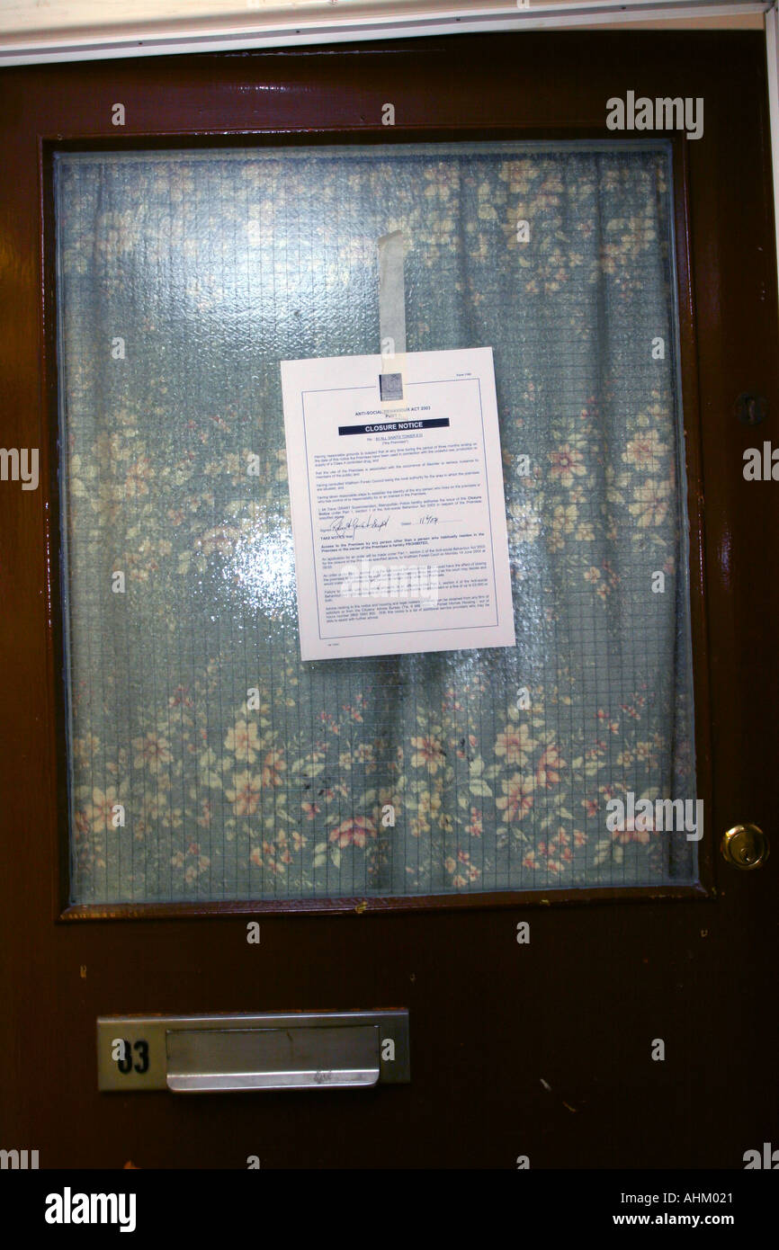 Eine Schließung Mitteilung von der Polizei unter der Anti-soziale Verhalten Tat 2003 ausgestellt an der Tür einer Etagenwohnung angebracht. Stockfoto