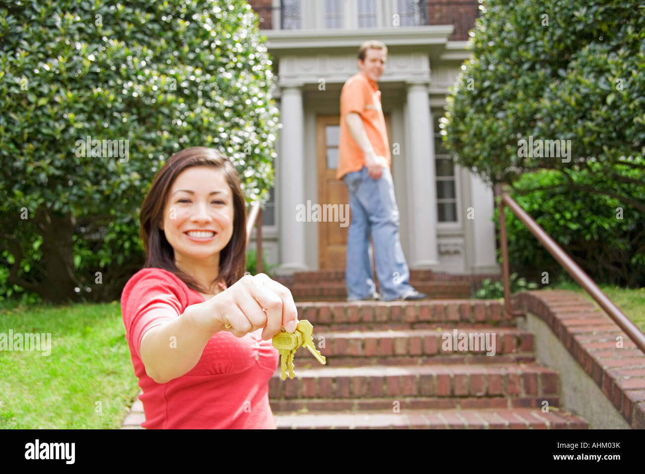 Paar vor neuen Haus Stockfoto