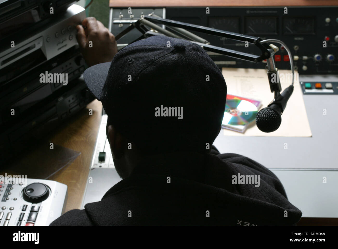 Ein junger Mann Praktiken wird eine Disc-Jockey, Harrow, London, UK. Stockfoto