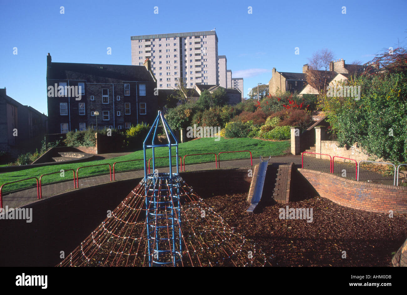 High-Rise Wohnungen mit Kinderspielplatz s Dundee Schottland Stockfoto