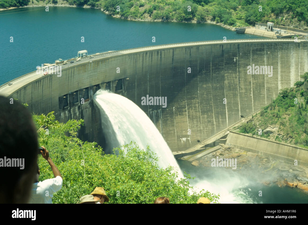 Kariba-Talsperre Wand Schleusentore öffnen. Stockfoto