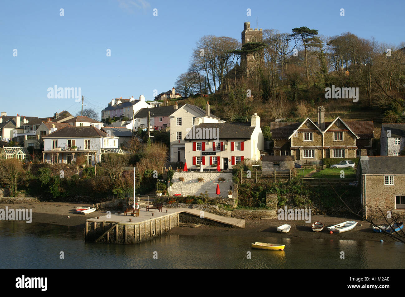 Die Swan Inn Hütten und Kirche Noss Mayo im Dezember Sonnenschein Devon England UK Großbritannien Südwesteuropa Stockfoto