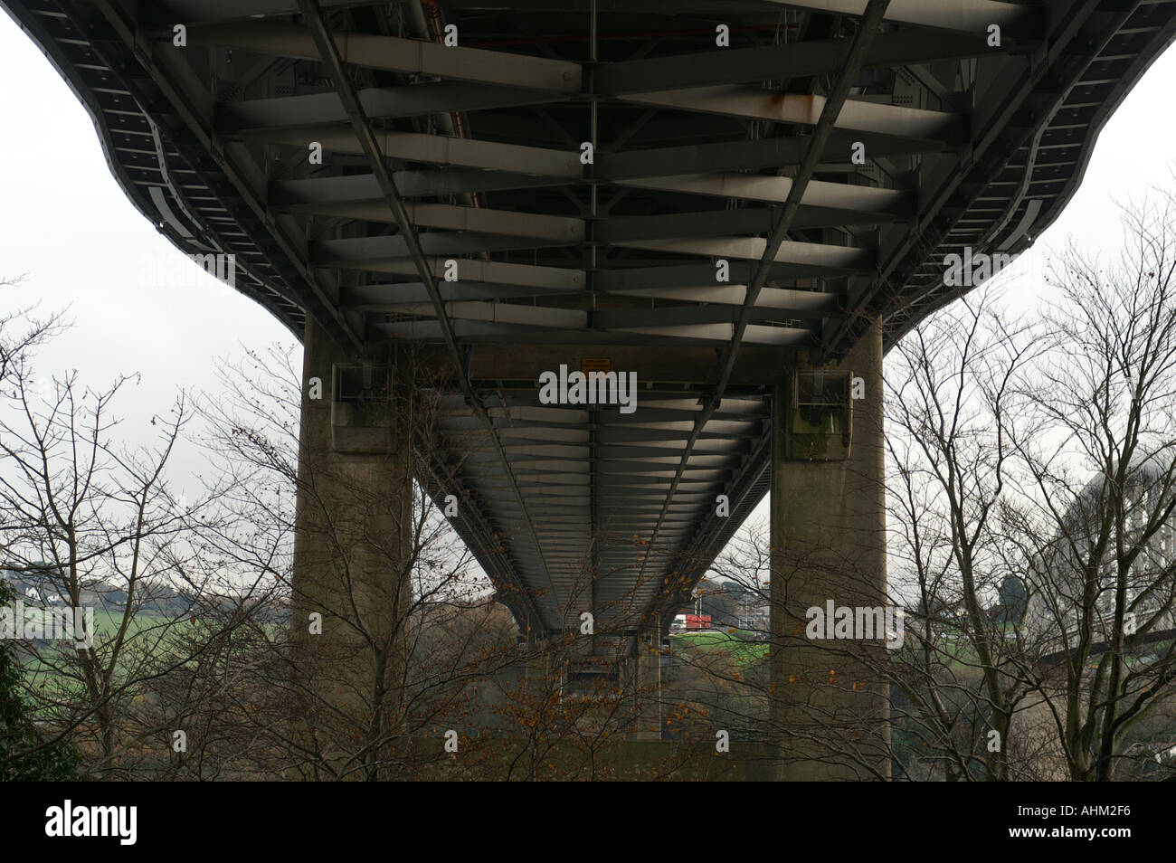 Unter der Tamar-Straßenbrücke über den Fluss zwischen Devon und Cornwall England UK Großbritannien Europa Stockfoto