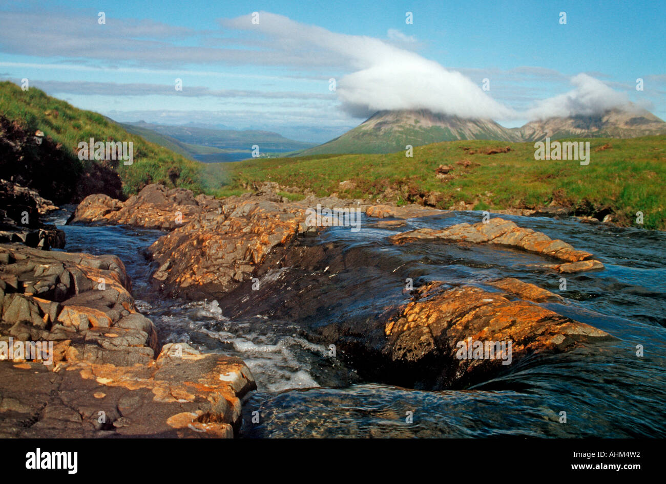 Eine Wolke Kappen den Gipfel des Glamaig in der Nähe von Sligachan auf Skye Stockfoto